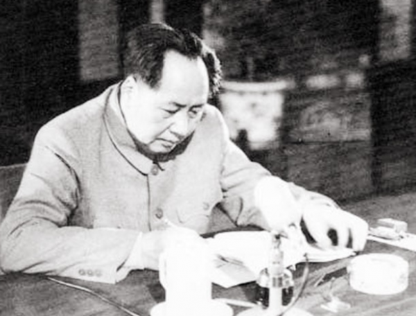 毛主席逝世三小時後，周福明再次跪著給毛主席理髮：眼淚已經流盡