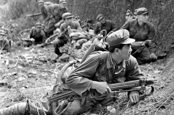 對越反擊戰,罕見出動噴火兵偷襲越軍,整個村莊被烈火籠罩 對越反擊戰,罕見出動噴火兵偷襲越軍,整個村莊被烈火籠罩