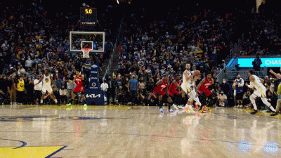 庫裡生涯首個壓哨絕殺，也是勇士近8年來首個壓哨絕殺