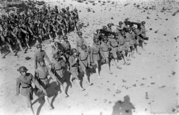 八路軍即將被包圍，一隊騎兵趕來援救，而來者張明堂卻是昨日仇敵