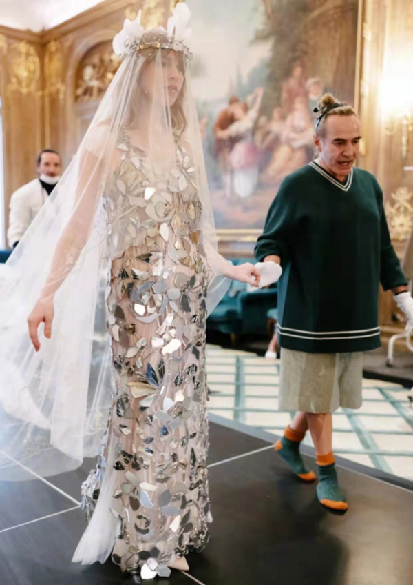 頂級名媛重新整理豪門婚禮規格!高定婚紗鑲鏡片美出圈,嘉賓來頭不小 頂級名媛重新整理豪門婚禮規格!高定婚紗鑲鏡片美出圈,嘉賓來頭不小