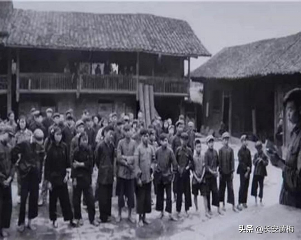 1949年，一架國民黨運鈔機墜毀湘西，掉落10萬銀元害慘百姓