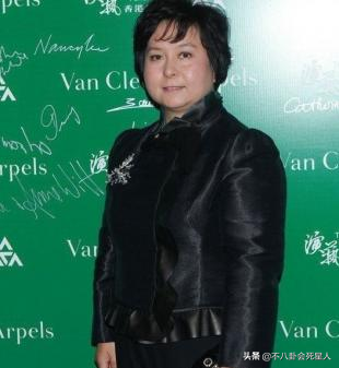 賭王二房4姐妹去富豪聚會,個個身價過億,奚夢瑤生再多也比不了 賭王二房4姐妹去富豪聚會,個個身價過億,奚夢瑤生再多也比不了