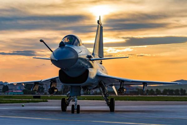 殲-16與殲-10C在金頭盔中較量，取勝的關鍵不是飛機，誰有優勢？