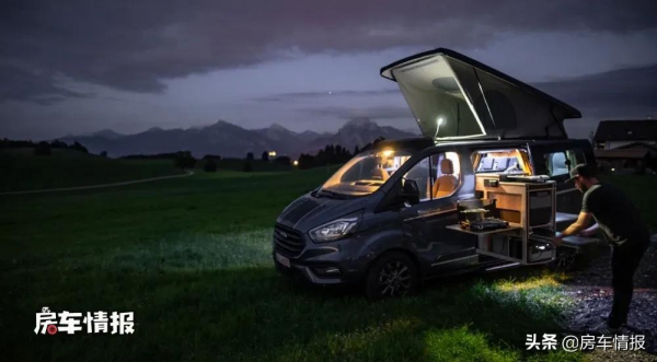 福特露營車有創意！佈局隨心變最多坐9人，上下2張床能放摩托車