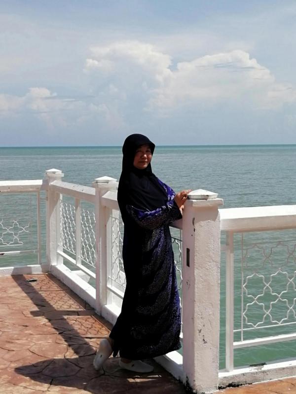 回憶是條悠長的海岸線，風平浪靜的馬六甲海峽