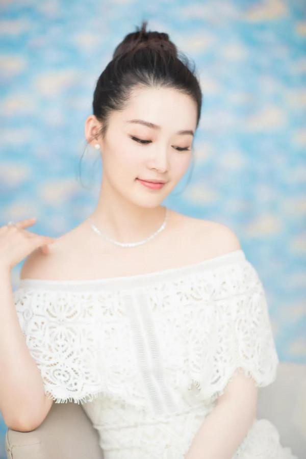 李沁年度最佳女神照，肌膚滑嫩，身材修長，美不勝收