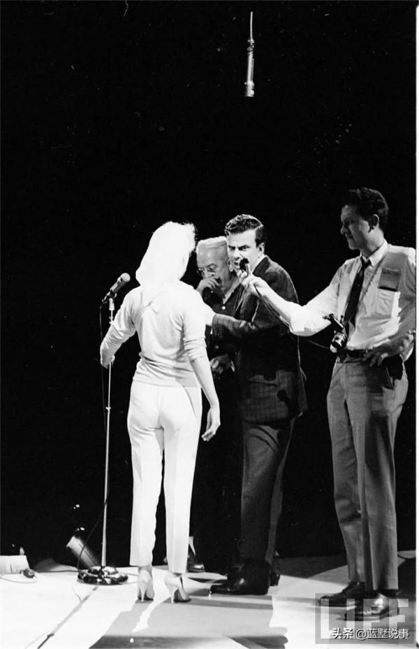 瑪麗蓮·夢露罕見的生活照,忙碌在肯尼迪生日會彩排現場 瑪麗蓮·夢露罕見的生活照,忙碌在肯尼迪生日會彩排現場