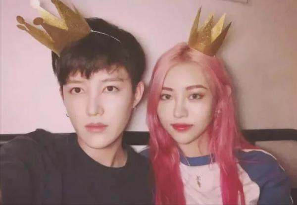 千萬粉絲痞幼的人設，劇本堆砌，標點符號都是假的