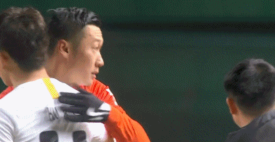 山東奪冠後多名球員落淚：郝偉想躲開拋投未果，與場外球迷共歡呼