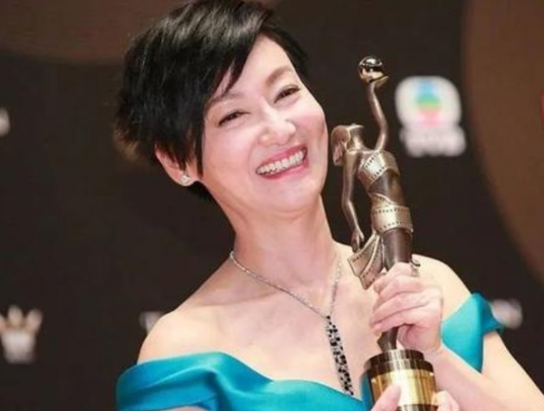 惠英紅與胡歌罕同框,短髮爆炸頭氣場強大,兩人相差22歲似同齡人 惠英紅與胡歌罕同框,短髮爆炸頭氣場強大,兩人相差22歲似同齡人