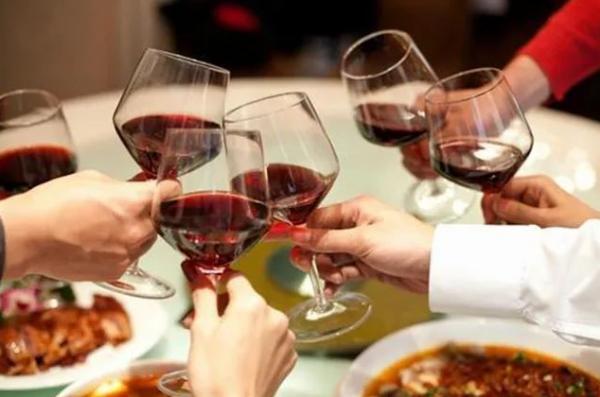 人品有問題的人，在飯局上，常做這五件事