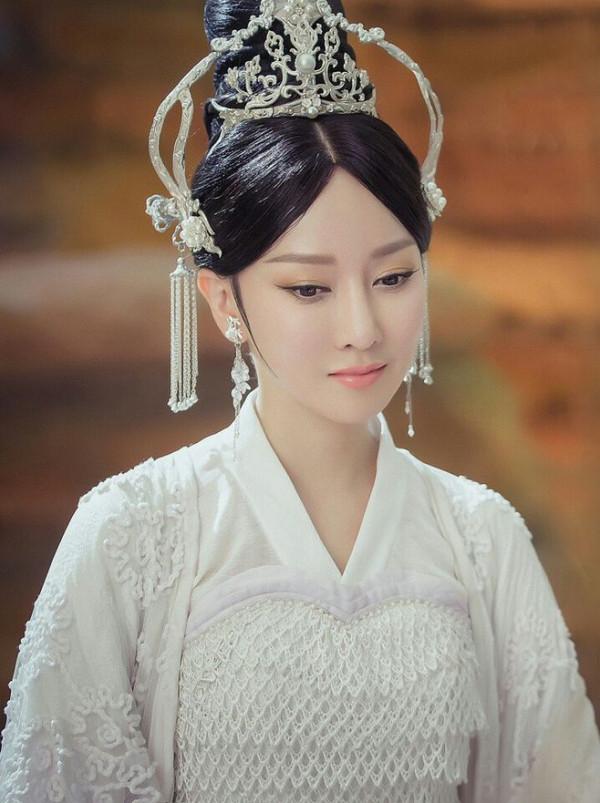 21歲爆紅後走出國門，假唱風波後跌落神壇，薩頂頂到底經歷了什麼