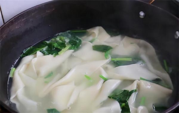 教你在家做正宗的陝西油潑面，口感勁道爽滑又好吃，做法超簡單