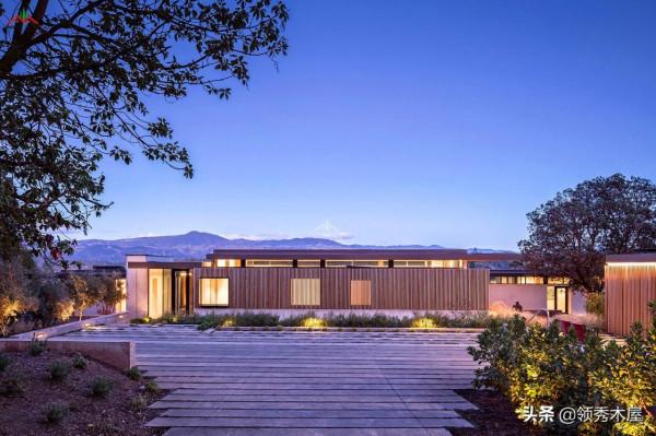 鋼筋混泥土房子加點木材作裝飾就可以做出獨特的現代風格木屋感覺