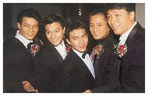 火到讓人願意在垃圾桶旁排隊，黃子華為何有資格成“香港男神”？