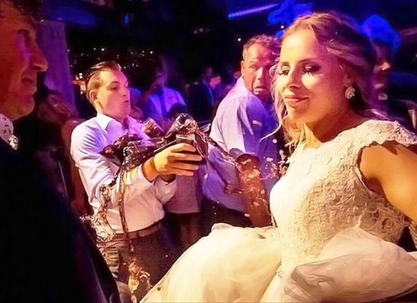 31張抓拍圖片，鳥兒邊飛邊排便，天鵝在海面表演衝浪