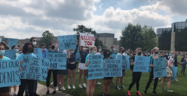 加拿大名校爆發大規模抗議 場面震撼 女生怒爆:被男同學壓床上性侵 加拿大名校爆發大規模抗議 場面震撼 女生怒爆:被男同學壓床上性侵