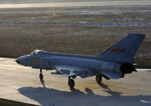 76年二代機萬米高空猛然連炸3個大洞,飛行員冒死迫降險腰斬路人 76年二代機萬米高空猛然連炸3個大洞,飛行員冒死迫降險腰斬路人