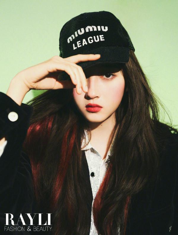 封面 | 關曉彤變身派對樂團歌手，展現超酷樂團風，潮流少女範十足