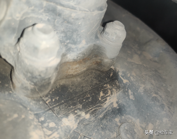 小姐姐花15萬買臺釣魚佬用過的日產途達，網友：反差感太強了