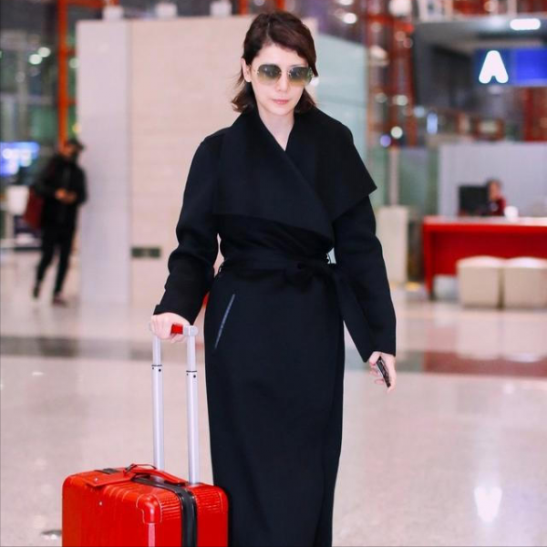 知性優雅的海清，穿連衣褲大方得體，有種歲月沉澱出的美