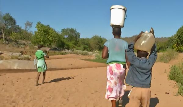 在非洲生活有多難？孩子們喝泥水，在沒屋頂的教室頂著烈日上課