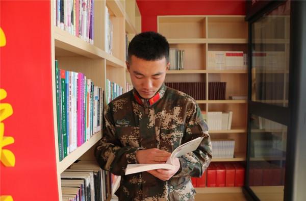 “迷彩式”週末軍營