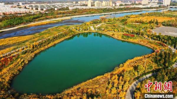 新疆托克遜縣白楊河秋景如畫