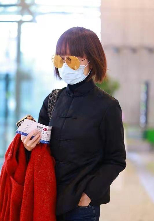 魯豫真不能再瘦了,穿棉服依舊像紙片,罕見穿唐裝一點不富態 魯豫真不能再瘦了,穿棉服依舊像紙片,罕見穿唐裝一點不富態