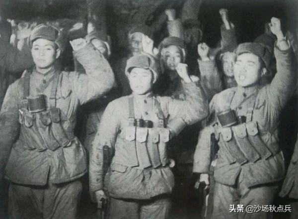 志願軍和美軍肉搏,美軍摸到志願軍的棉褲後,露出了敬畏的表情 志願軍和美軍肉搏,美軍摸到志願軍的棉褲後,露出了敬畏的表情