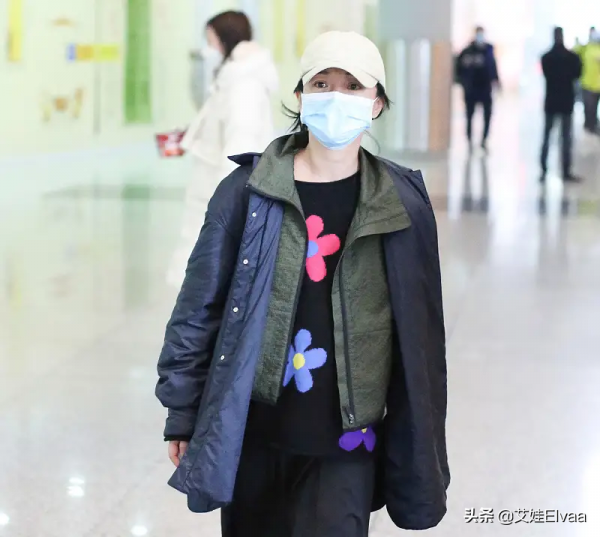 周迅佛系過猛!冬天雙穿棉襖配半身裙趕飛機,腳下黑色涼拖太搶鏡 周迅佛系過猛!冬天雙穿棉襖配半身裙趕飛機,腳下黑色涼拖太搶鏡