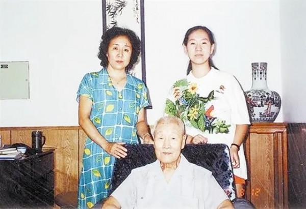 98歲在3年“謊言”中離世：愛妻承諾比他晚離去，不料只能食言