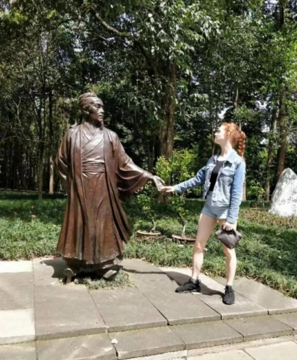 法國女孩因為一張照片愛上中國，直言自己上輩子可能是中國人