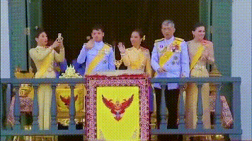 威廉陽臺下蹲被制止，思凡蕊公主陽臺開心拍照，兩王室禮儀差距大