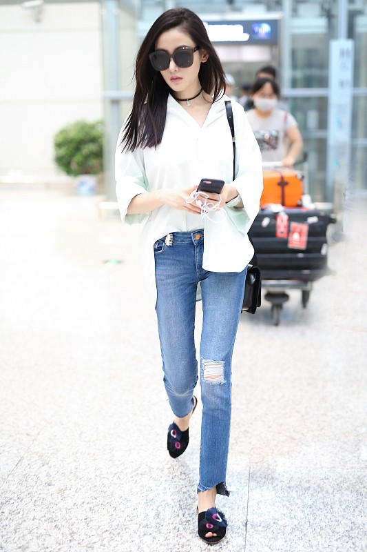 雖然關曉彤被稱為腿精,但張天愛的腿也挺好看,穿短褲顯得好長 雖然關曉彤被稱為腿精,但張天愛的腿也挺好看,穿短褲顯得好長