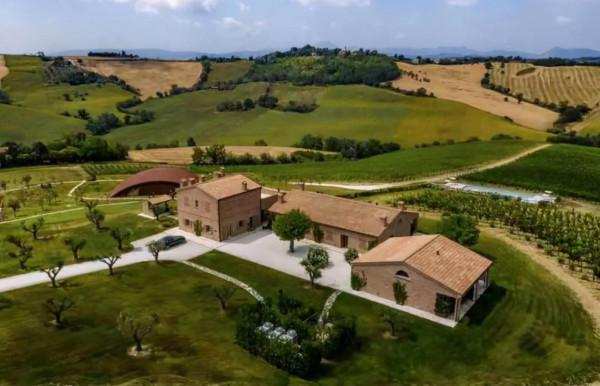 葡萄酒香、翠綠山谷、石頭古城堡，義大利的鄉村酒店是這個樣子的