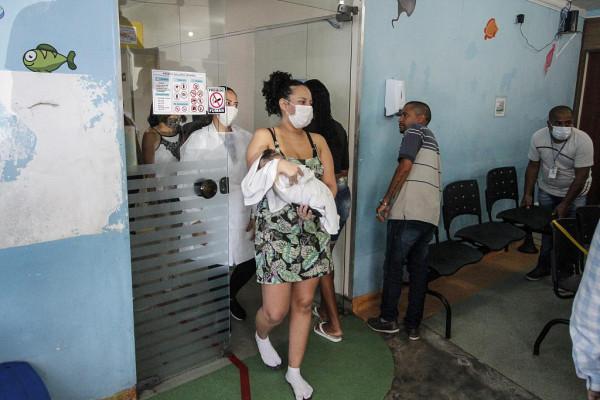 巴西兩名嬰兒被誤打新冠疫苗 引發高燒嘔吐住院 巴西兩名嬰兒被誤打新冠疫苗 引發高燒嘔吐住院