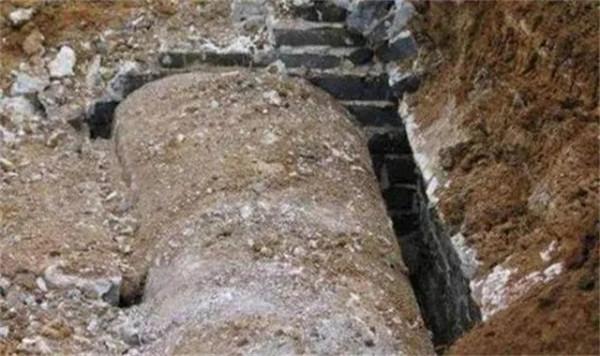 1995年，四川一山丘常年寒氣逼人，考古隊趕來查探