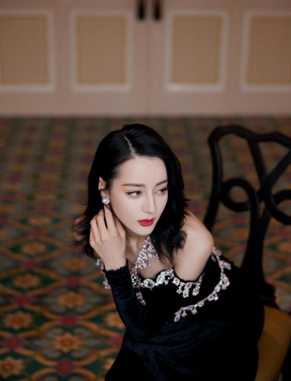 時尚：迪麗熱巴穿黑絲絨連衣裙秀直角肩