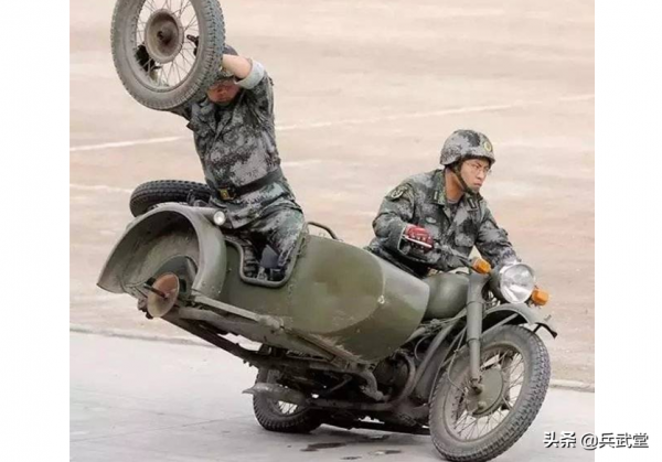 國內特戰也有摩托車特技?和印軍花式雜技不同,全是戰場實用戰技 國內特戰也有摩托車特技?和印軍花式雜技不同,全是戰場實用戰技