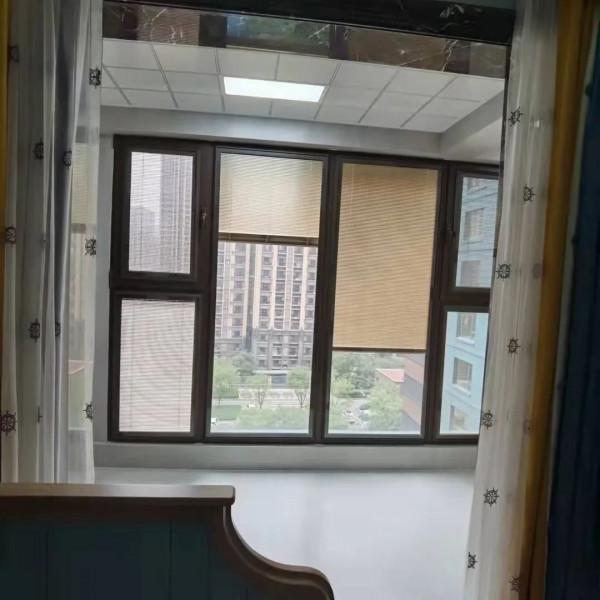 被玻璃包裹著的現代山景住宅，單玻磁控百葉窗能為其錦上添花