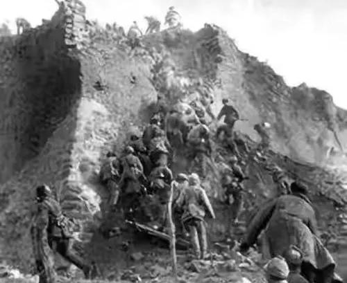 陳賡兵團發起的最大攻堅戰，旅長和突擊部隊一起衝鋒，一起登城