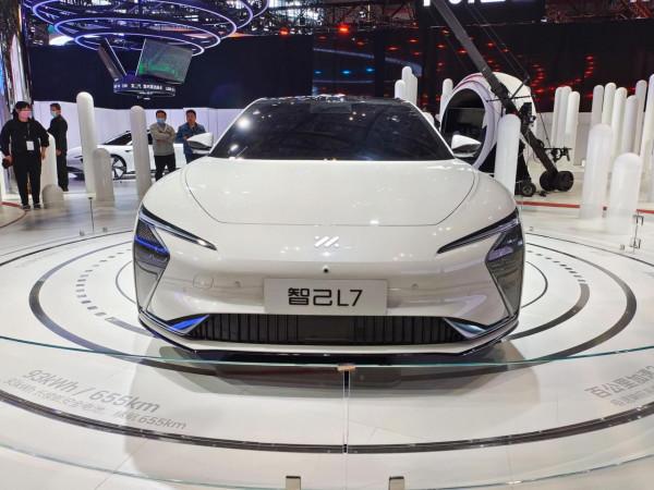 百公里加速3.9秒，預售40.88萬元的國產純電動中大型轎車—智己L7