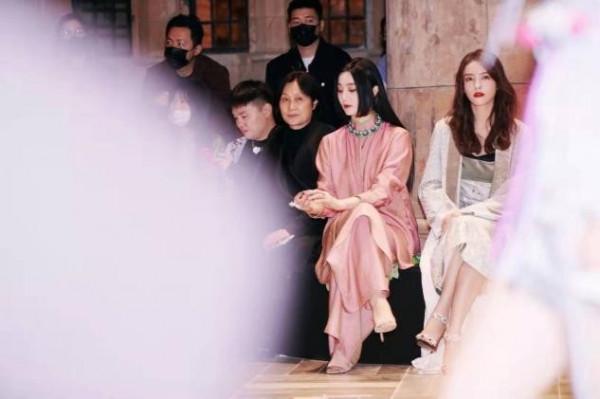 范冰冰剪新發型看秀,公主切配日系妝好怪異,臉白過頭像假人 范冰冰剪新發型看秀,公主切配日系妝好怪異,臉白過頭像假人