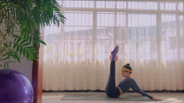 瑜伽小球可以這樣練！平衡協調瘦腰腹，全方位練習。練了你就知道