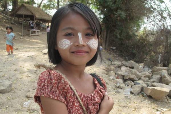 遊客都說“福利太好”,1000元人民幣能讓緬甸女孩做些什麼? 遊客都說“福利太好”,1000元人民幣能讓緬甸女孩做些什麼?