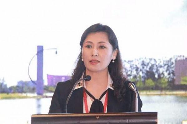 姜虹：中國最美女校長，39歲任教授，49歲當大學校長，深受愛戴