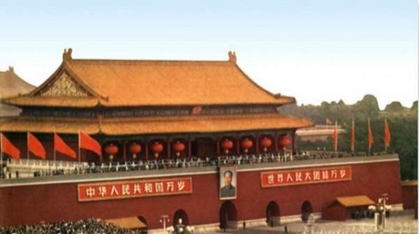 天安門毛主席手繪畫像：高6米寬4.6米，重1.5噸，如今已經是第8版