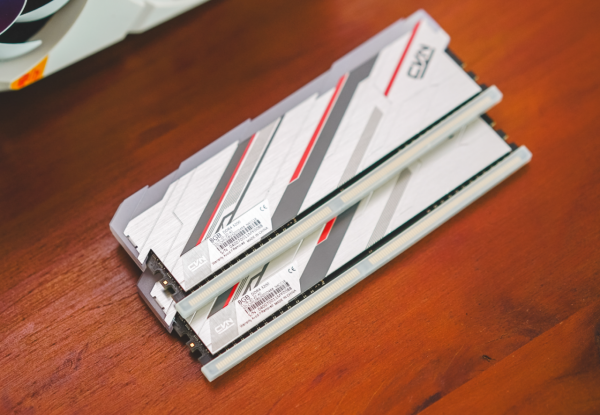 南亞顆粒也這麼猛？輕鬆上4000MHz！七彩虹CVN捍衛者記憶體上手體驗